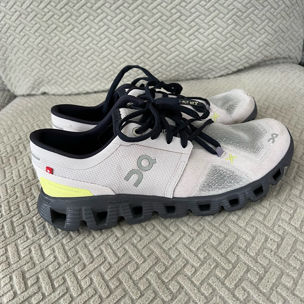 On cloud Womens Sneakers - Picture 2 of 4